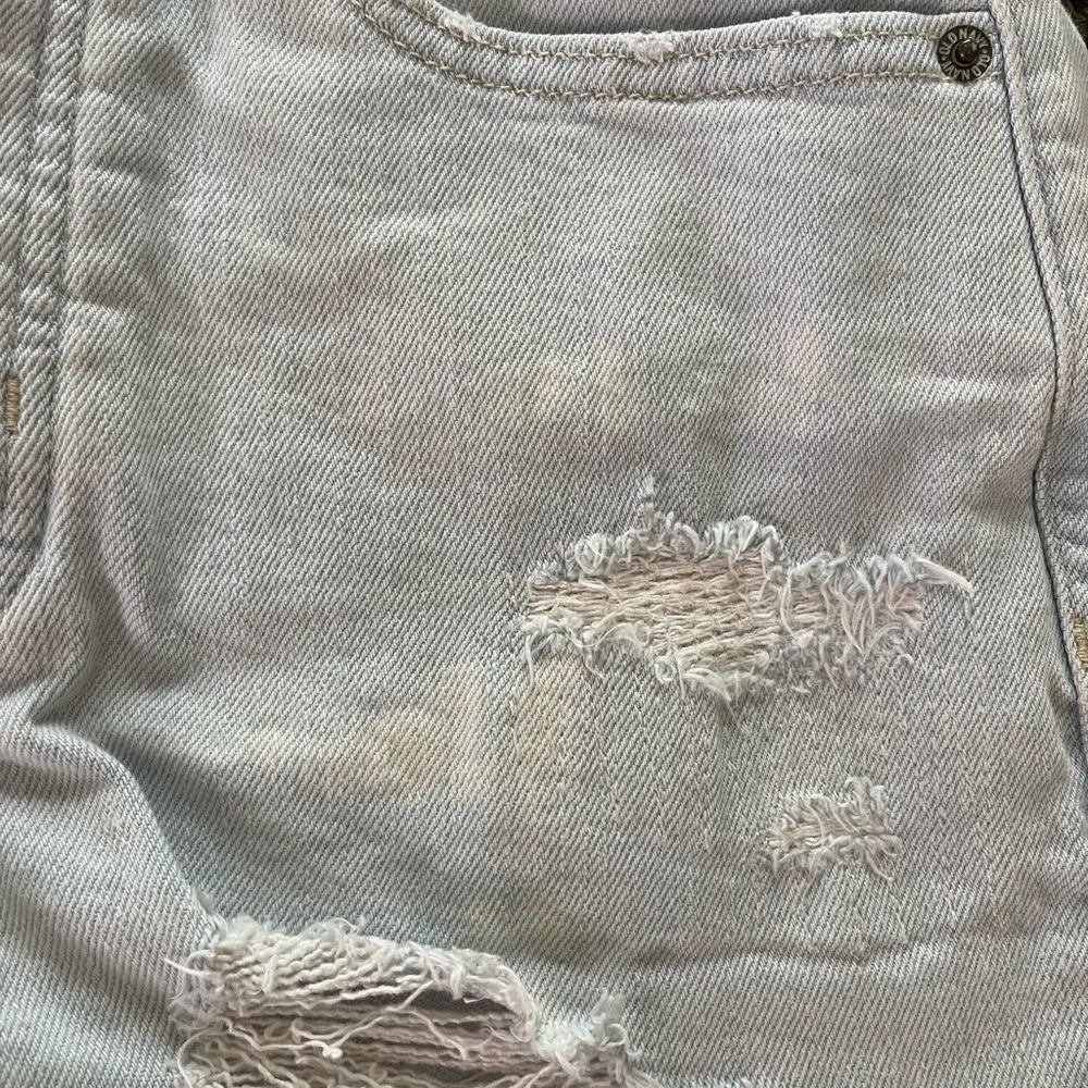 Old Navy Light Blue Distressed Denim Shorts - Picture 6 of 8